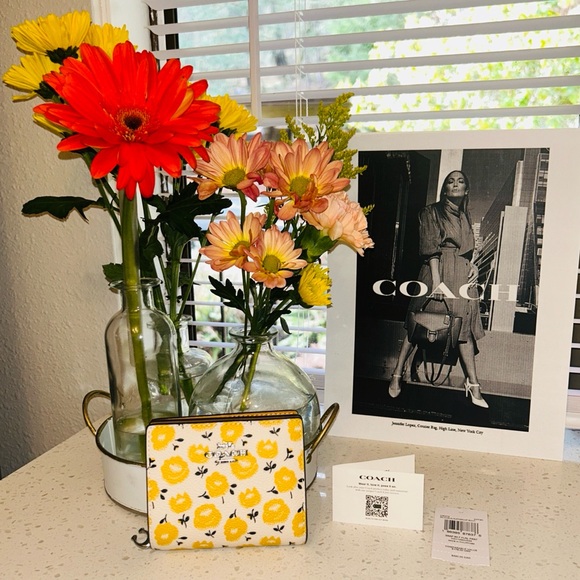Coach Handbags - 🌼 Coach Buttercup Floral Snap Wallet NWT